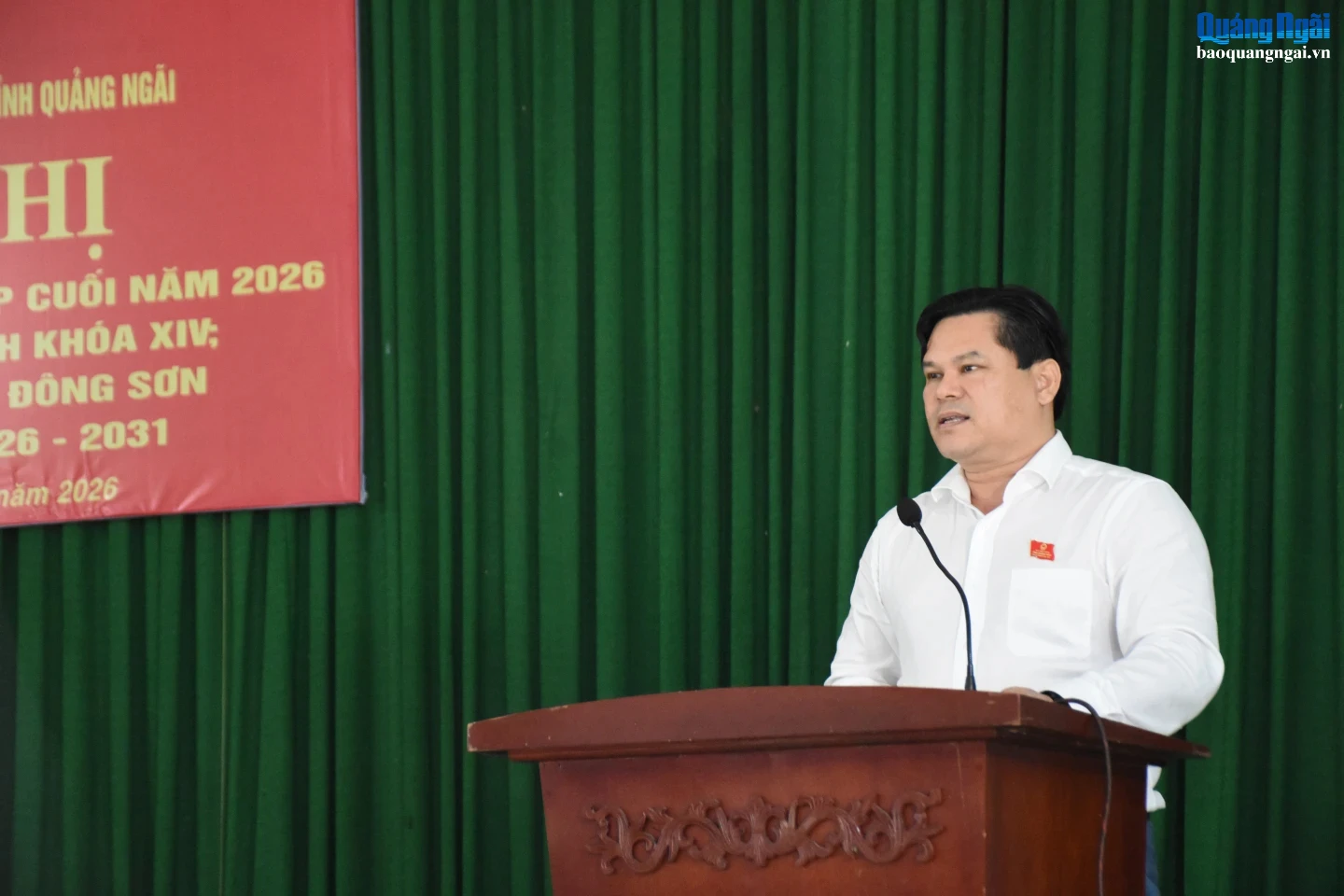 Phó Chủ tịch UBND tỉnh Trần Phước Hiền trao đổi cùng cử tri tại hội nghị.