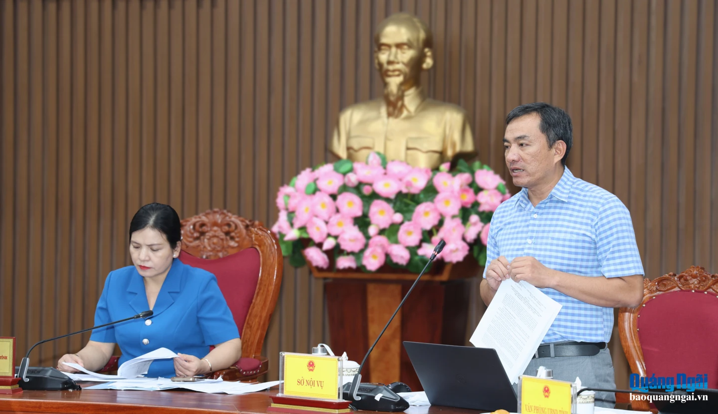 Lãnh đạo Sở Nội vụ báo cái tại buổi làm việc.