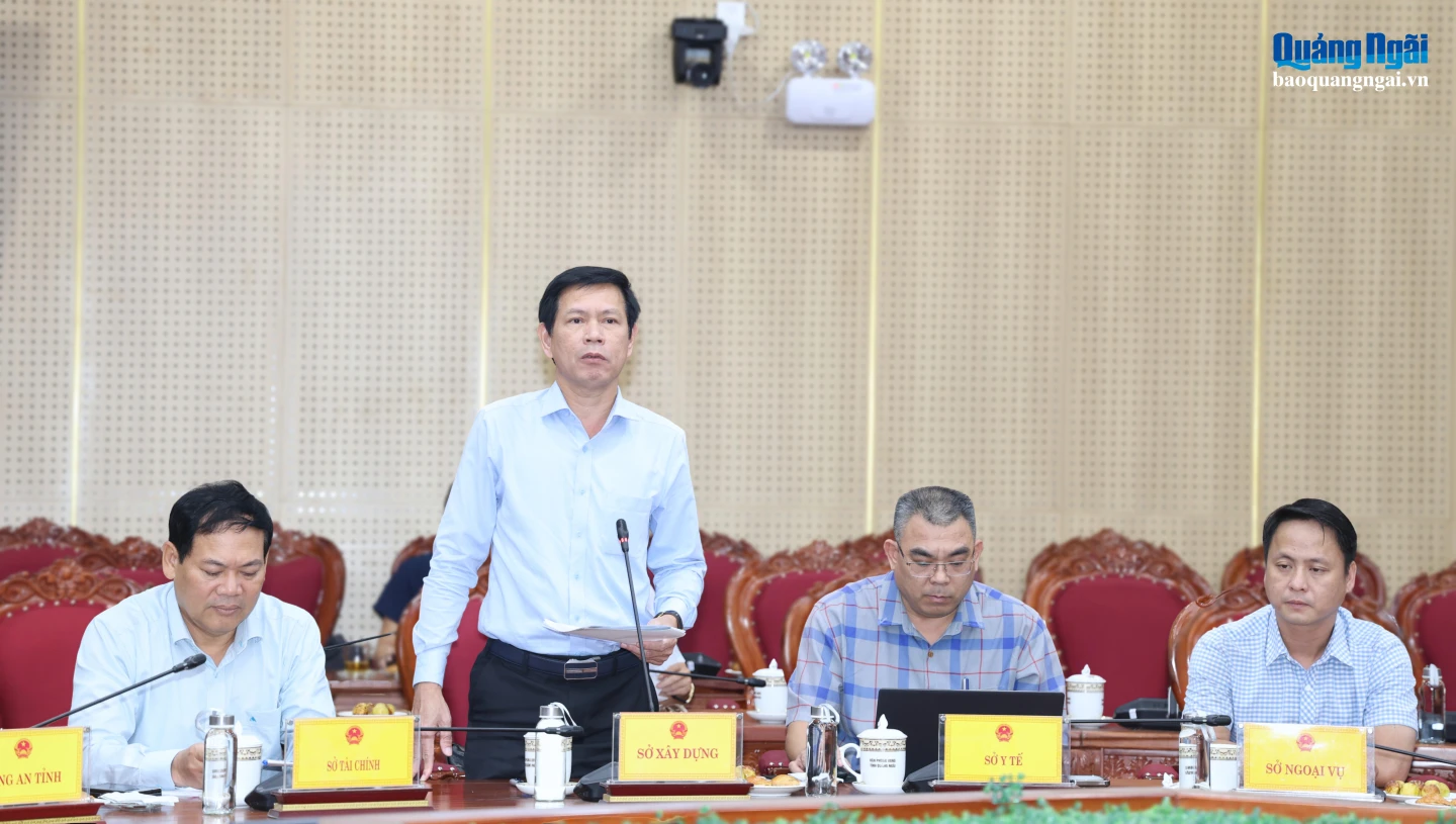 Lãnh đạo Sở Xây dựng báo cáo về tiến độ hỗ trợ xây dựng nhà ở cho các đối tượng chính sách.
