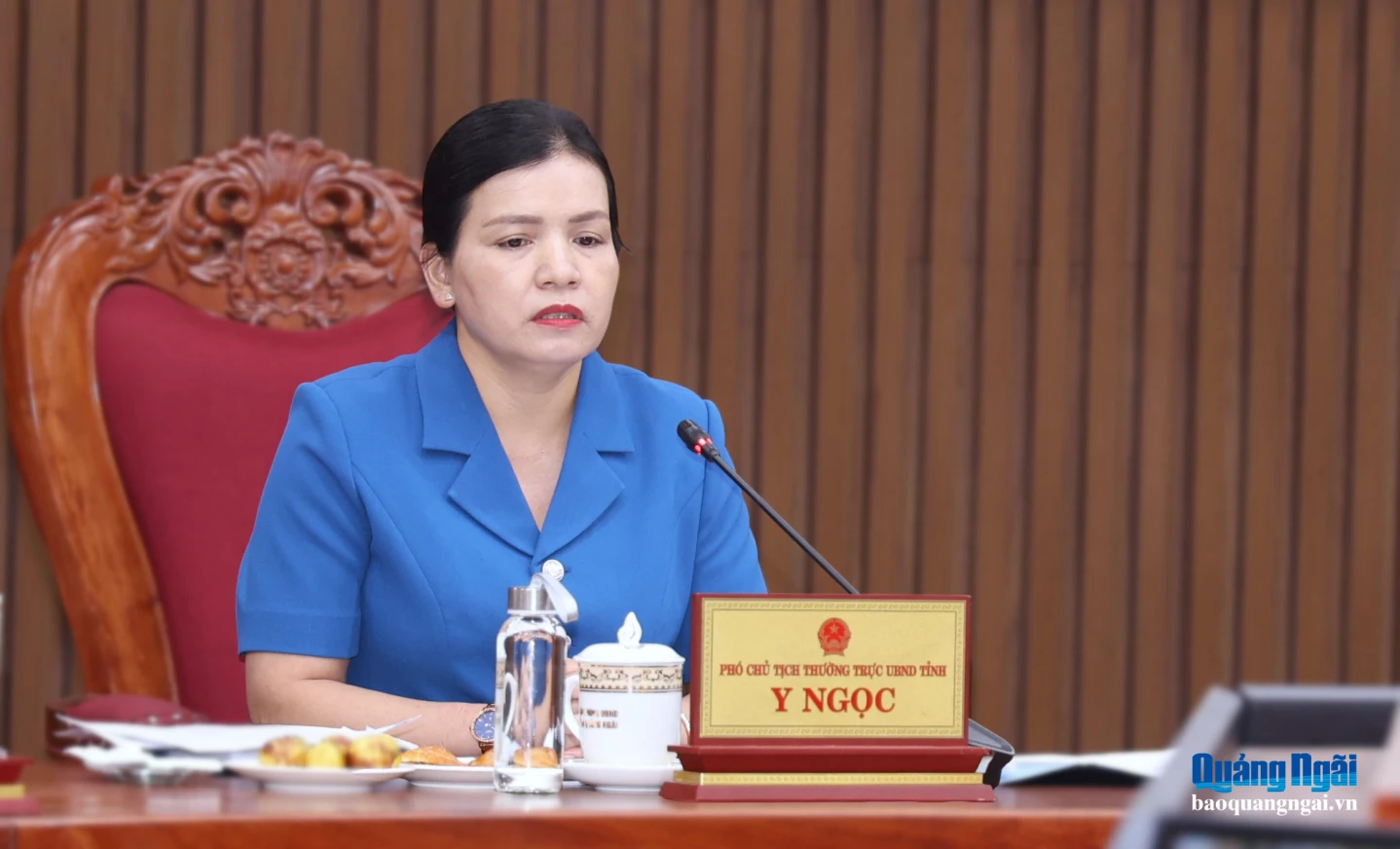 Ủy viên Ban Thường vụ Tỉnh ủy, Phó Chủ tịch Thường trực UBND tỉnh Y Ngọc trao đổi với các địa phương.