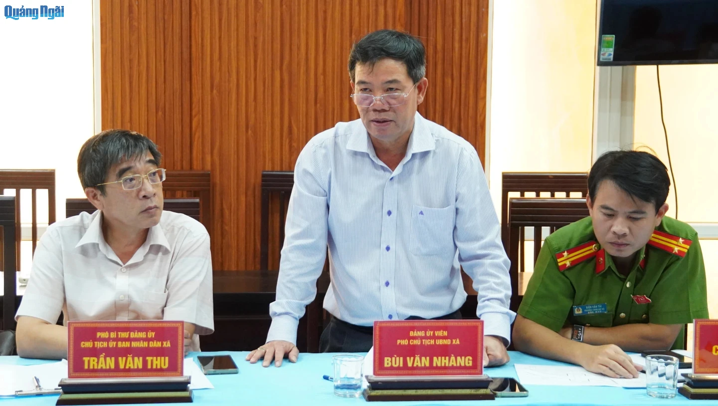 Lãnh đạo UBND xã Ia Tơi báo cáo tại buổi làm việc.