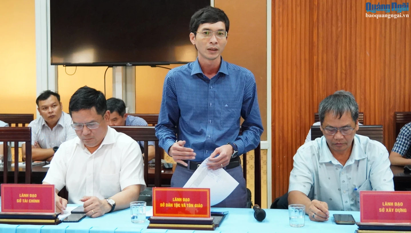 Đại diện các sở trao đổi tại buổi làm việc.