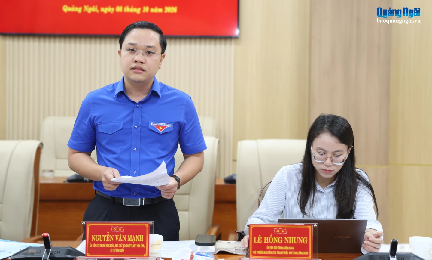 Phó Chủ tịch Ủy ban MTTQ Việt Nam tỉnh, Bí thư Tỉnh đoàn Nguyễn Văn Mạnh báo cáo tại buổi làm việc.
