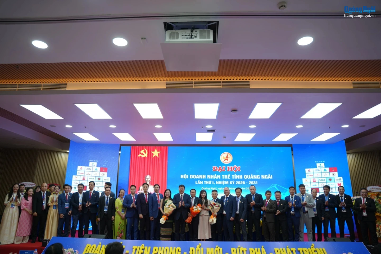 Ban Chấp hành Hội Doanh nhân trẻ tỉnh Quảng Ngãi khóa I, nhiệm kỳ 2026 - 2031, ra mắt đại hội.