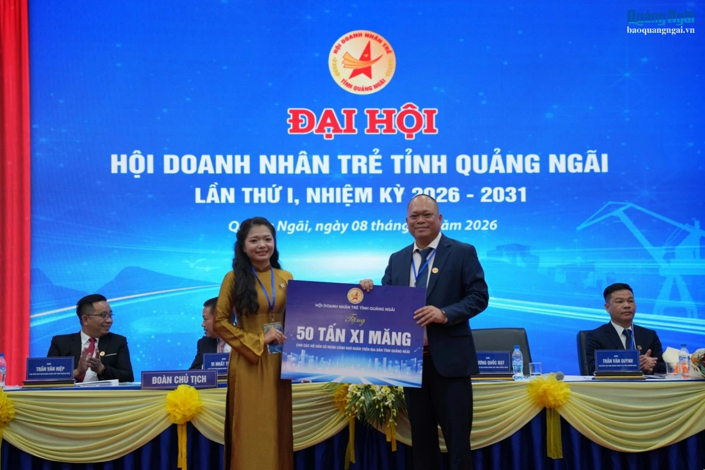 Hội Doanh nhân trẻ tỉnh Quảng Ngãi trao tặng 50 tấn xi măng cho Hội LHTN Việt Nam tỉnh để thực hiện các công trình, phần việc thanh niên. 