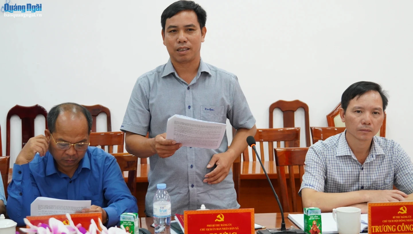 Lãnh đạo UBND xã Mô Rai báo cáo kết quả giải ngân vốn đầu tư công.