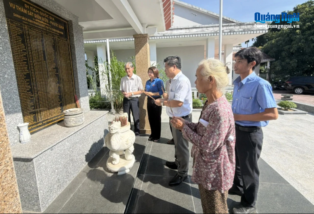 Cán bộ, người dân xã Sơn Tịnh thắp hương tưởng nhớ các nạn nhân trong vụ thảm sát Diên Niên - Phước Bình.