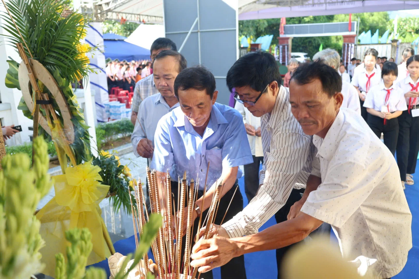 Đại diện chính quyền địa phương và người dân dâng hương tưởng niệm.