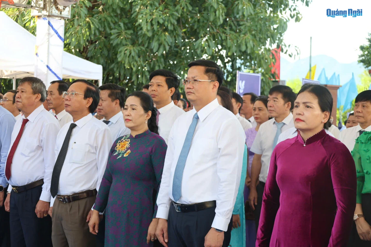 Phó Bí thư Tỉnh ủy, Chủ tịch UBND tỉnh Nguyễn Đức Tâm; Phó Bí thư Tỉnh ủy, Trưởng Đoàn ĐBQH tỉnh Đinh Thị Hồng Minh và đại biểu dự lễ tưởng niệm. 