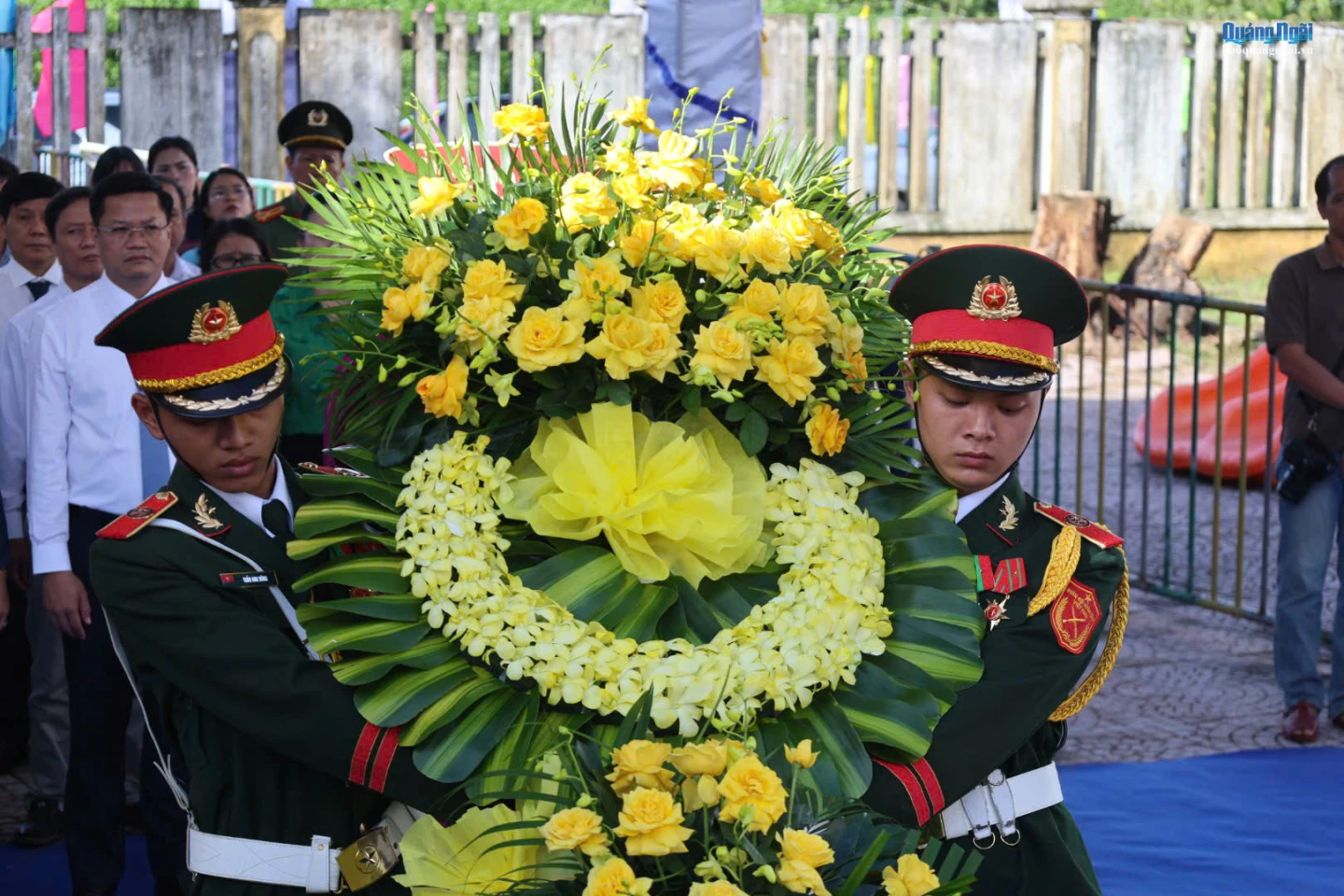 Lãnh đạo tỉnh, đại diện các sở, ban, ngành, địa phương thành kính dâng hoa tưởng niệm những nạn nhân của vụ thảm sát.  