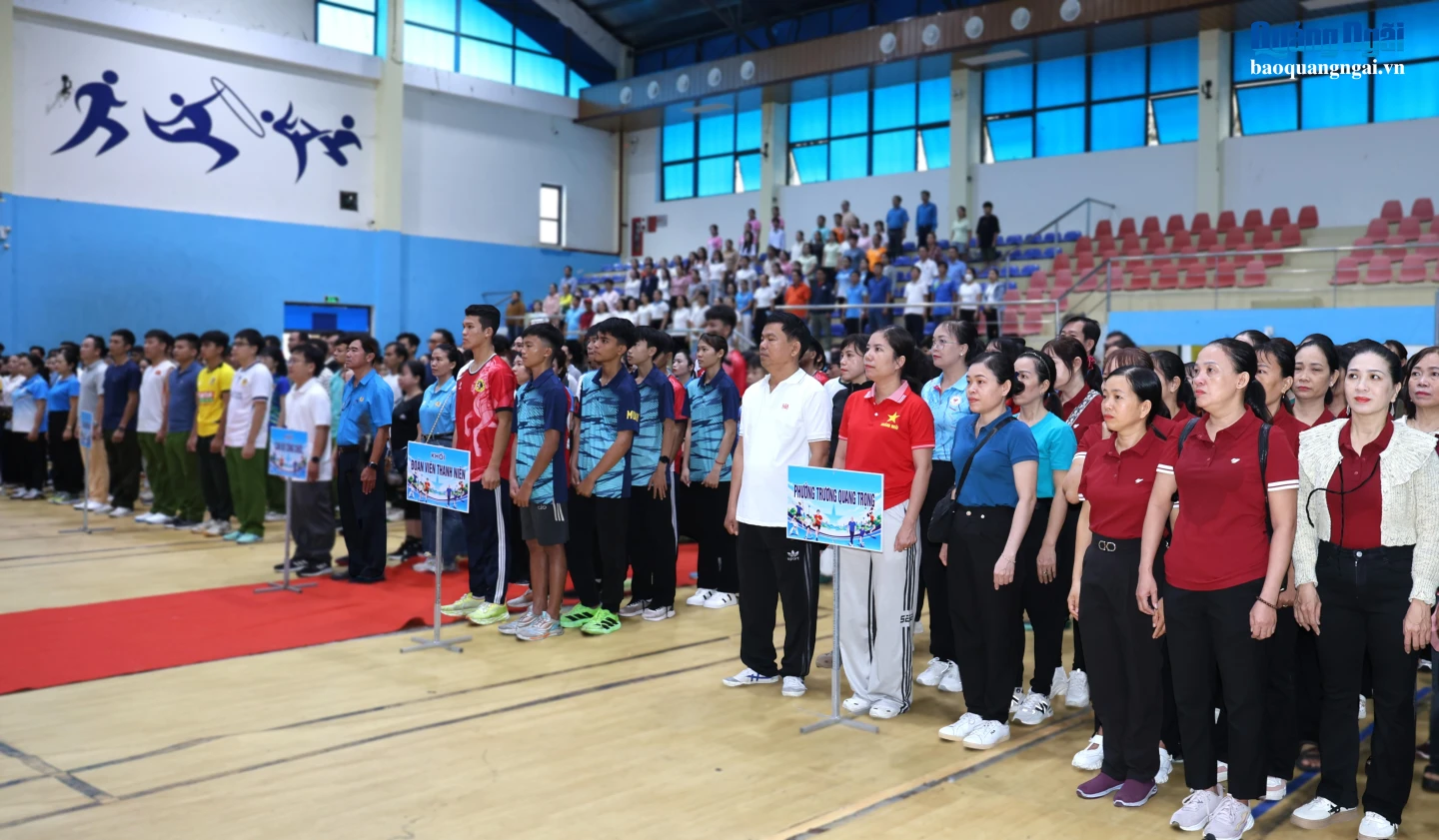 Cán bộ, công chức, viên chức, chiến sĩ, đoàn viên, học sinh, sinh viên và người dân tham gia buổi lễ.