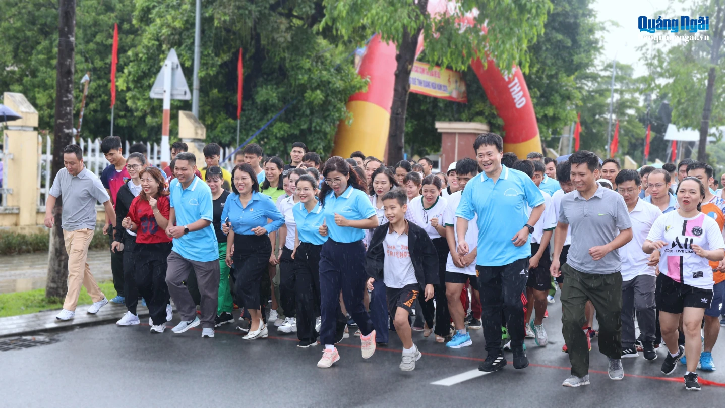 Các đại biểu và người dân hào hứng tham gia chạy đồng hành, hưởng ứng thông điệp “Một quốc gia vận động, một Việt Nam khỏe mạnh”.