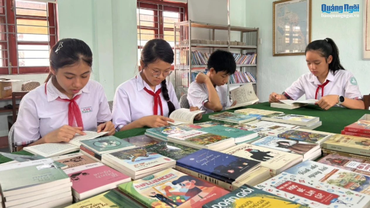 Các em học sinh đọc sách từ tủ sách Đặng Thùy Trâm.