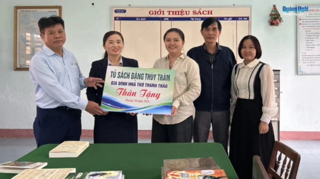Đại diện gia đình nhà thơ Thanh Thảo trao tặng tủ sách Đặng Thùy Trâm cho Trường THCS Võ Bẩm, xã Tịnh Khê.