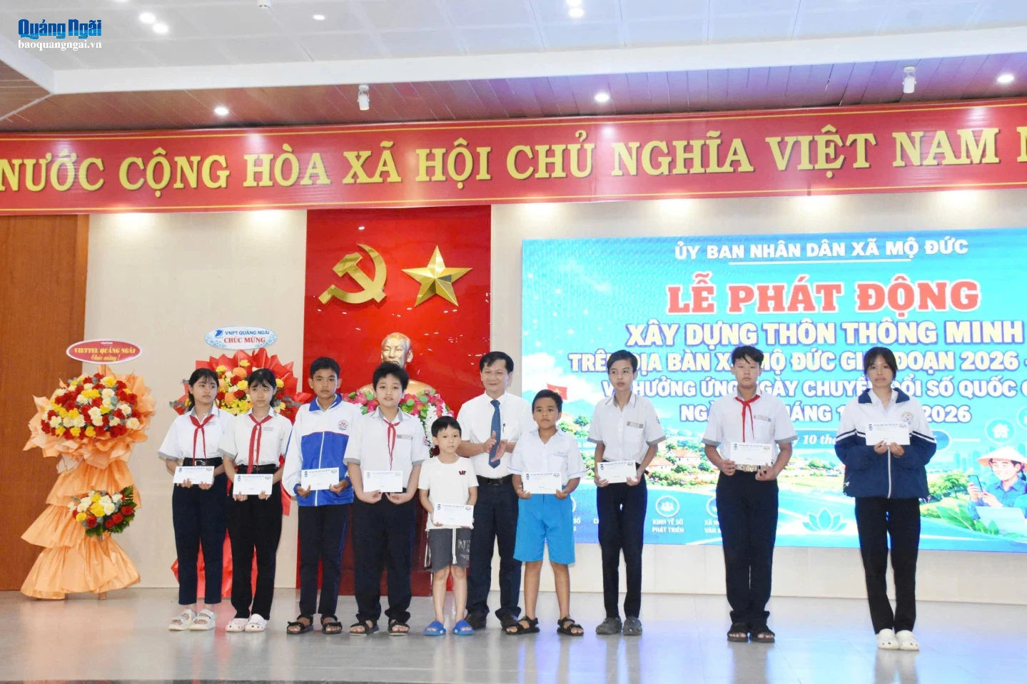 Đồng chí Nguyễn Phú Đức - Bí thư Đảng ủy, Chủ tịch HĐND xã Mộ Đức, Giám đốc Quỹ học bổng "Thắp sáng ước mơ" trao quà cho các học sinh có hoàn cảnh khó khăn.