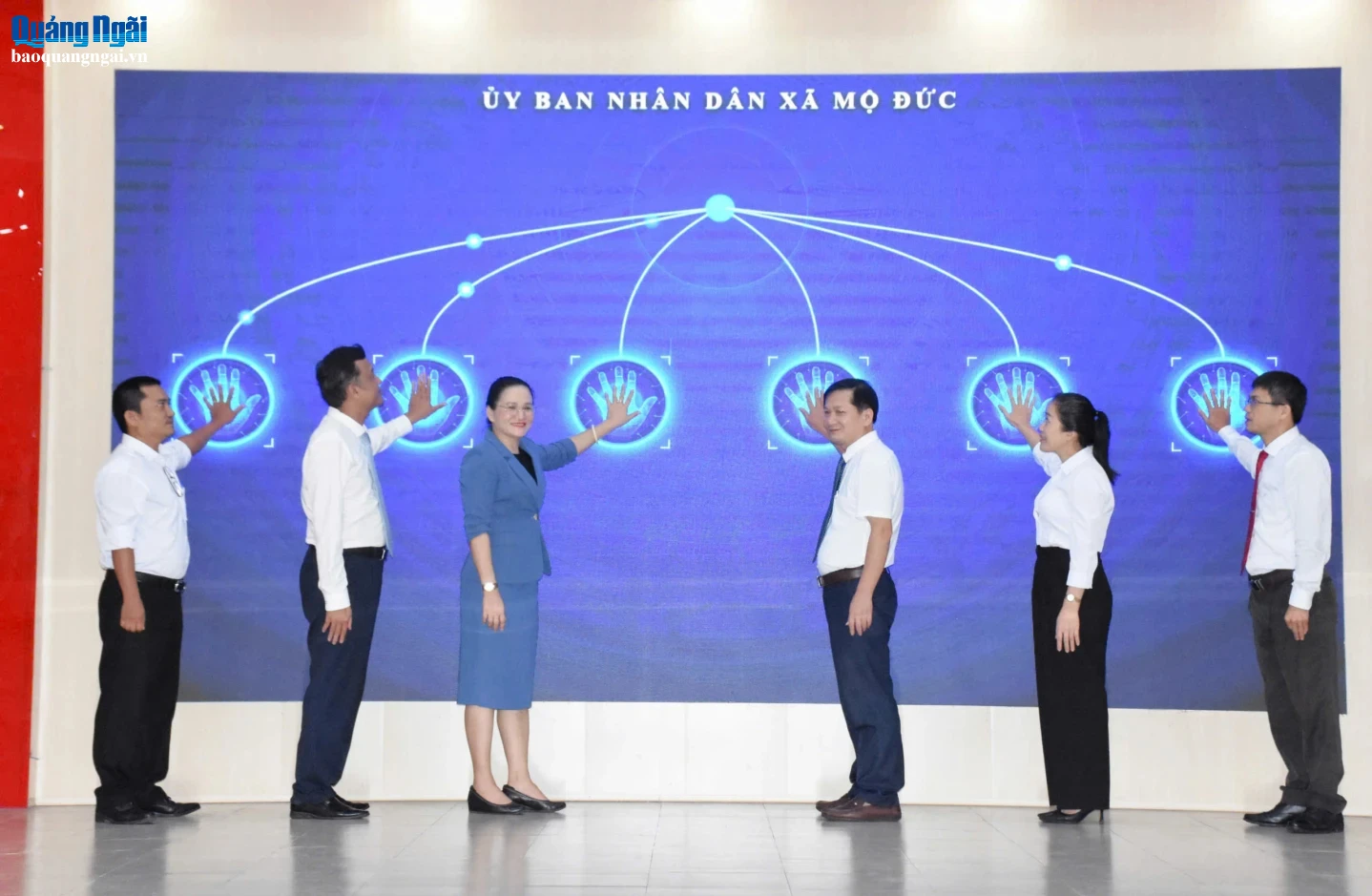 Các đại biểu thực hiện nghi thức nhấn nút phát động chương trình xây dựng thôn thông minh giai đoạn 2026 - 2030 trên địa bàn xã Mộ Đức.