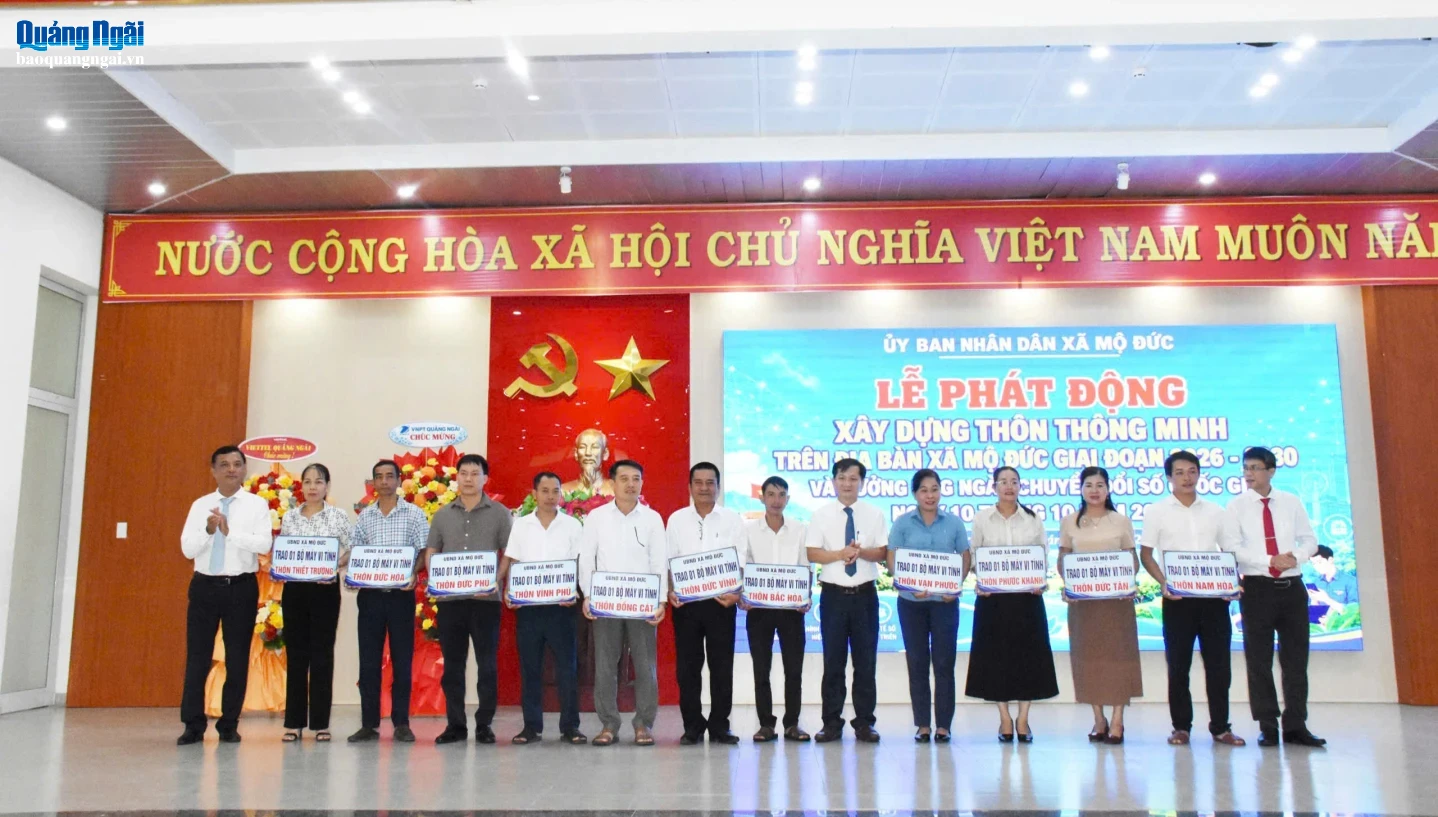 Xã Mộ Đức trao bàng tượng trưng 12 bộ máy vi tính cho 12 thôn trên địa bàn.