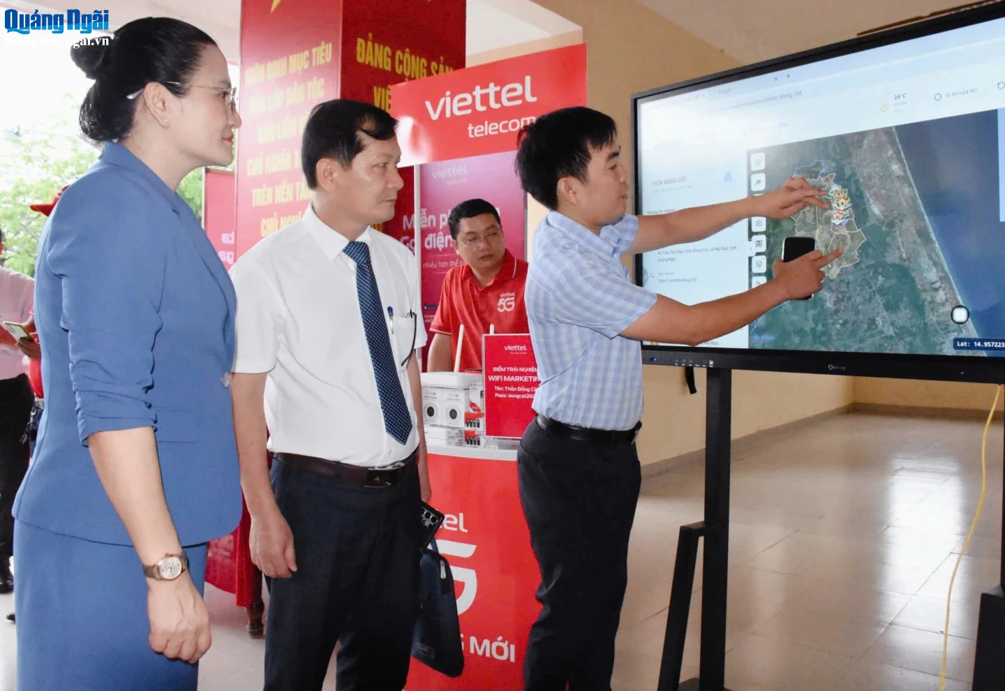 Các đại biểu trải nghiệm bản đồ số thôn Đồng Cát.