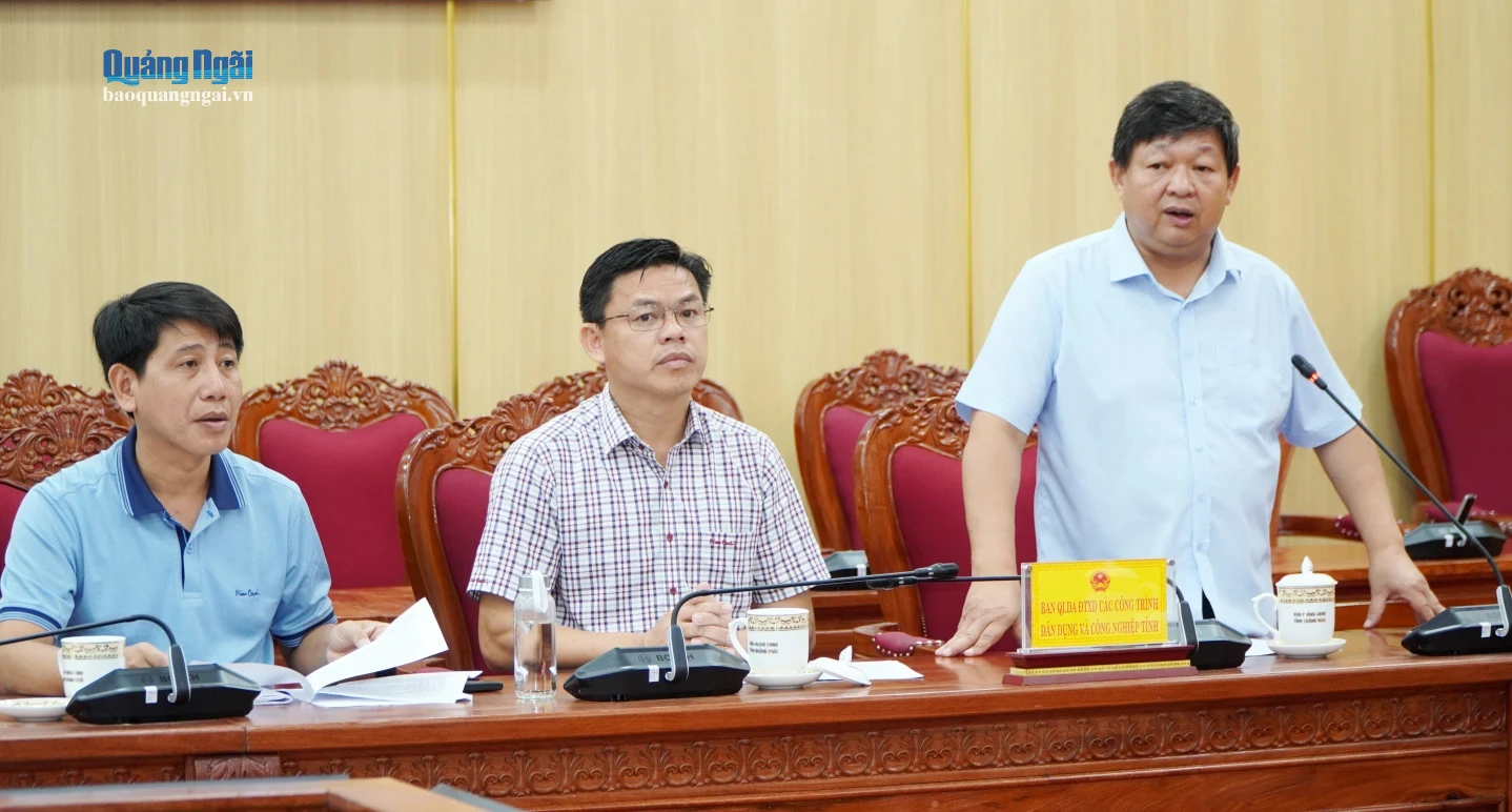 Lãnh đạo Ban Quản lý dự án Đầu tư xây dựng các công trình dân dụng và công nghiệp tỉnh báo cáo tình hình thi công các dự án.