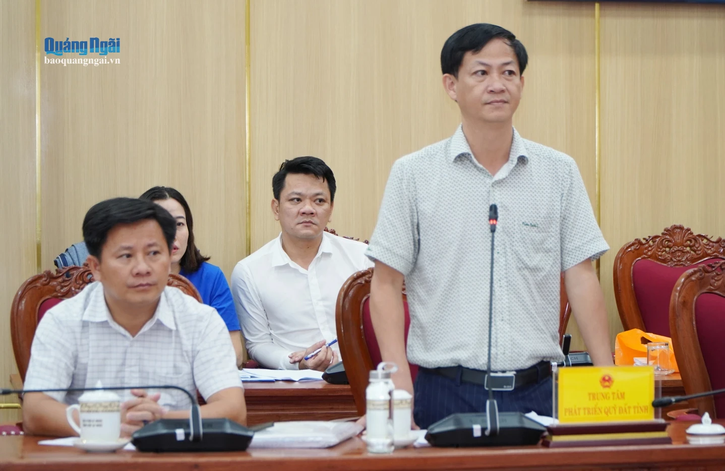 Đại diện Trung tâm Phát triển quỹ đất tỉnh báo cáo tình hình thực hiện giải phóng mặt bằng, tái định cư các dự án.