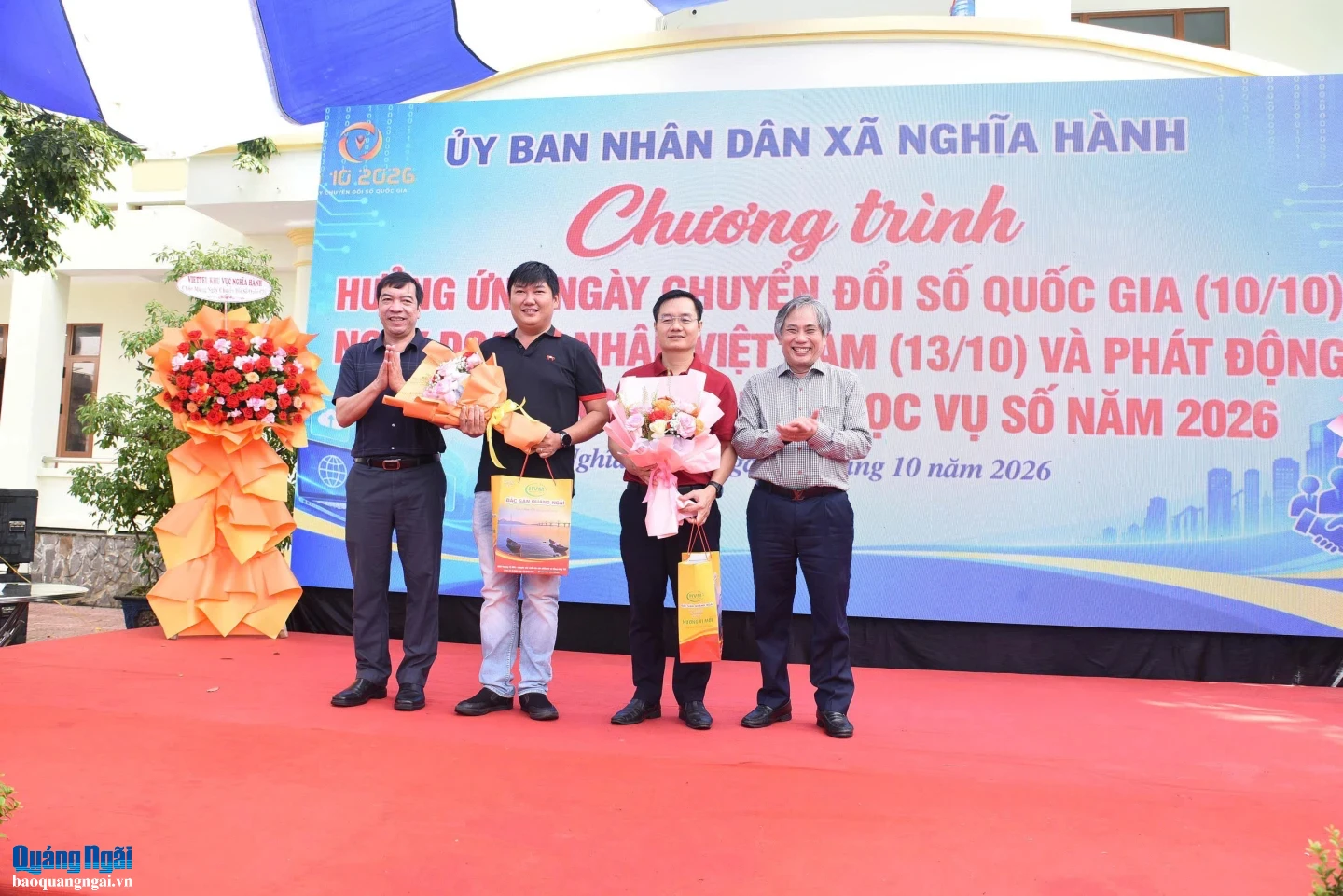Ủy viên Ban Thường vụ Tỉnh ủy, Trưởng Ban Tổ chức Tỉnh ủy Lữ Ngọc Bình và lãnh đạo xã Nghĩa Hành tặng hoa tri ân các doanh nghiệp đóng góp tích cực vào sự phát triển kinh tế - xã hội trên địa bàn.