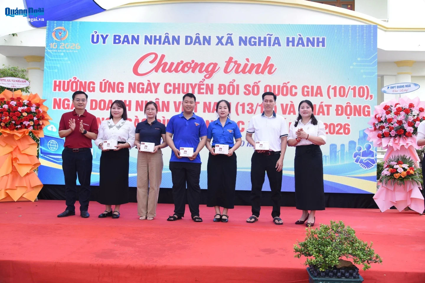 Trao thiết bị thông báo biến động số dư cho các hộ kinh doanh trên địa bàn xã Nghĩa Hành.