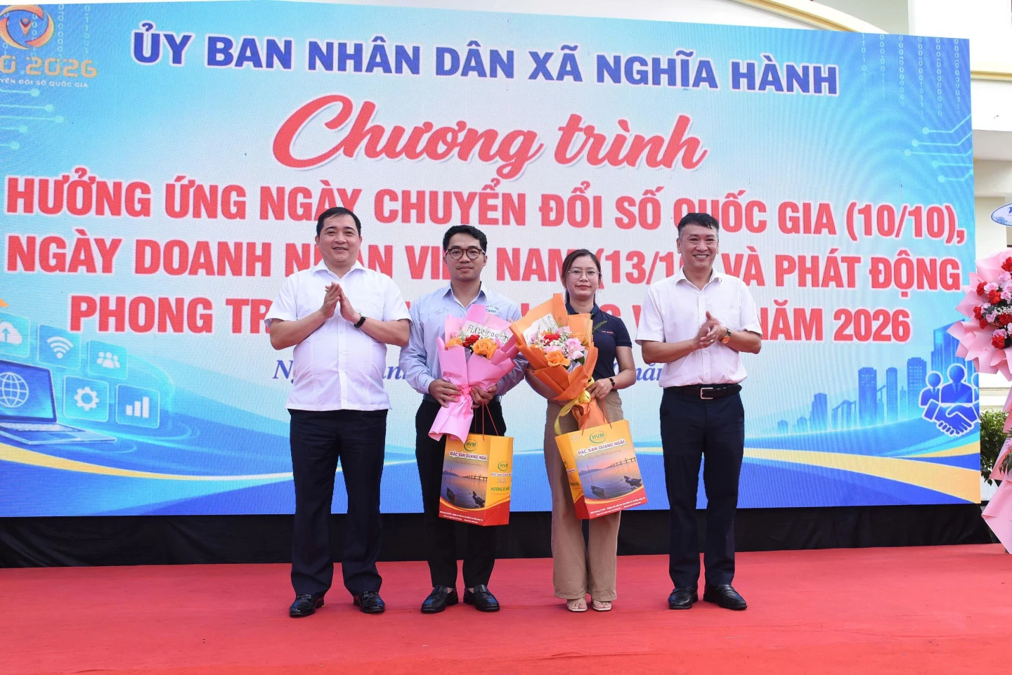 Phó Trưởng ban Tổ chức Tỉnh ủy Trần Đình Cảm và lãnh đạo xã Nghĩa Hành tặng hoa tri ân các doanh nghiệp có đóng góp tích cực vào sự phát triển kinh tế - xã hội địa phương.