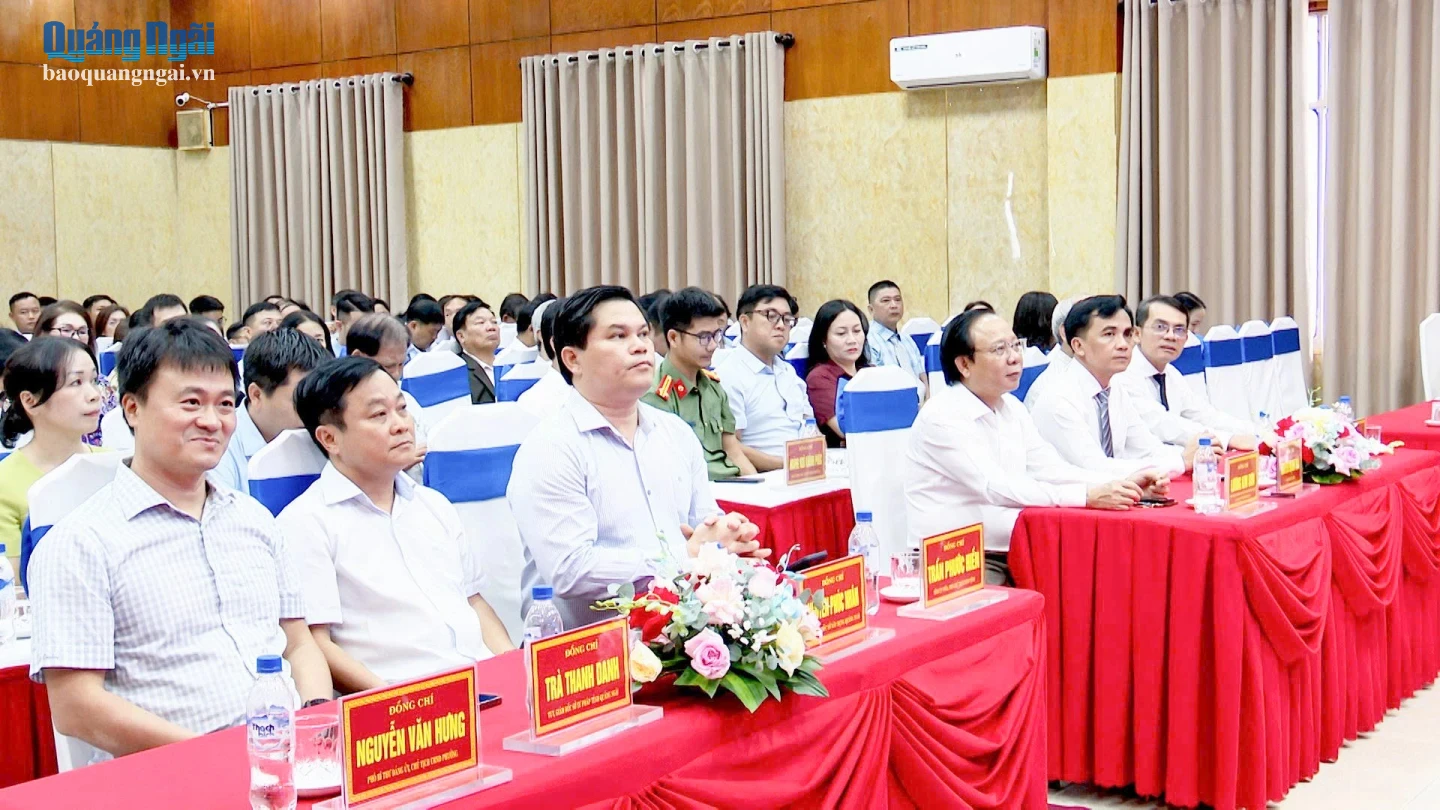 Lãnh đạo tỉnh cùng các đại biểu dự tọa đàm.