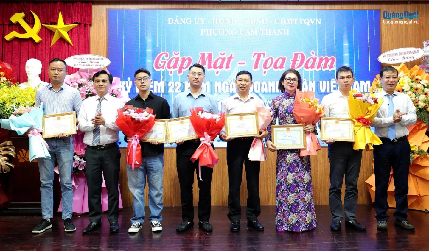 Lãnh đạo phường Cẩm Thành tuyên dương 6 doanh nghiệp tiêu biểu có đóng góp tích cực trong sản xuất, kinh doanh, thực hiện nghĩa vụ thuế và công tác an sinh xã hội.