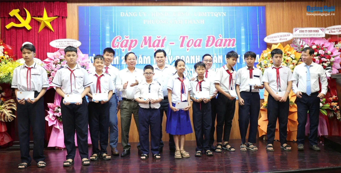 Ủy viên Ban Thường vụ Tỉnh ủy, Trưởng Ban Quản lý Khu kinh tế Dung Quất và các Khu công nghiệp Quảng Ngãi Lương Kim Sơn; Phó Chủ tịch UBND tỉnh Trần Phước Hiền cùng lãnh đạo phường Cẩm Thành trao quà cho học sinh có hoàn cảnh khó khăn tại chương trình.
