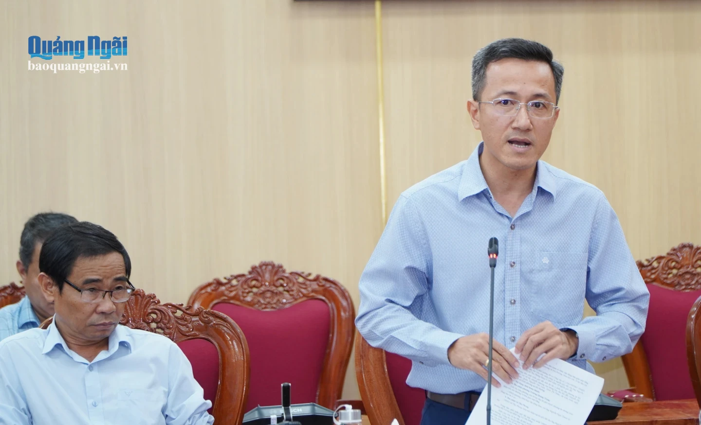 Đại diện Ban Quản lý dự án Đầu tư xây dựng các công trình giao thông tỉnh báo cáo tiến độ các dự án tại cuộc họp.