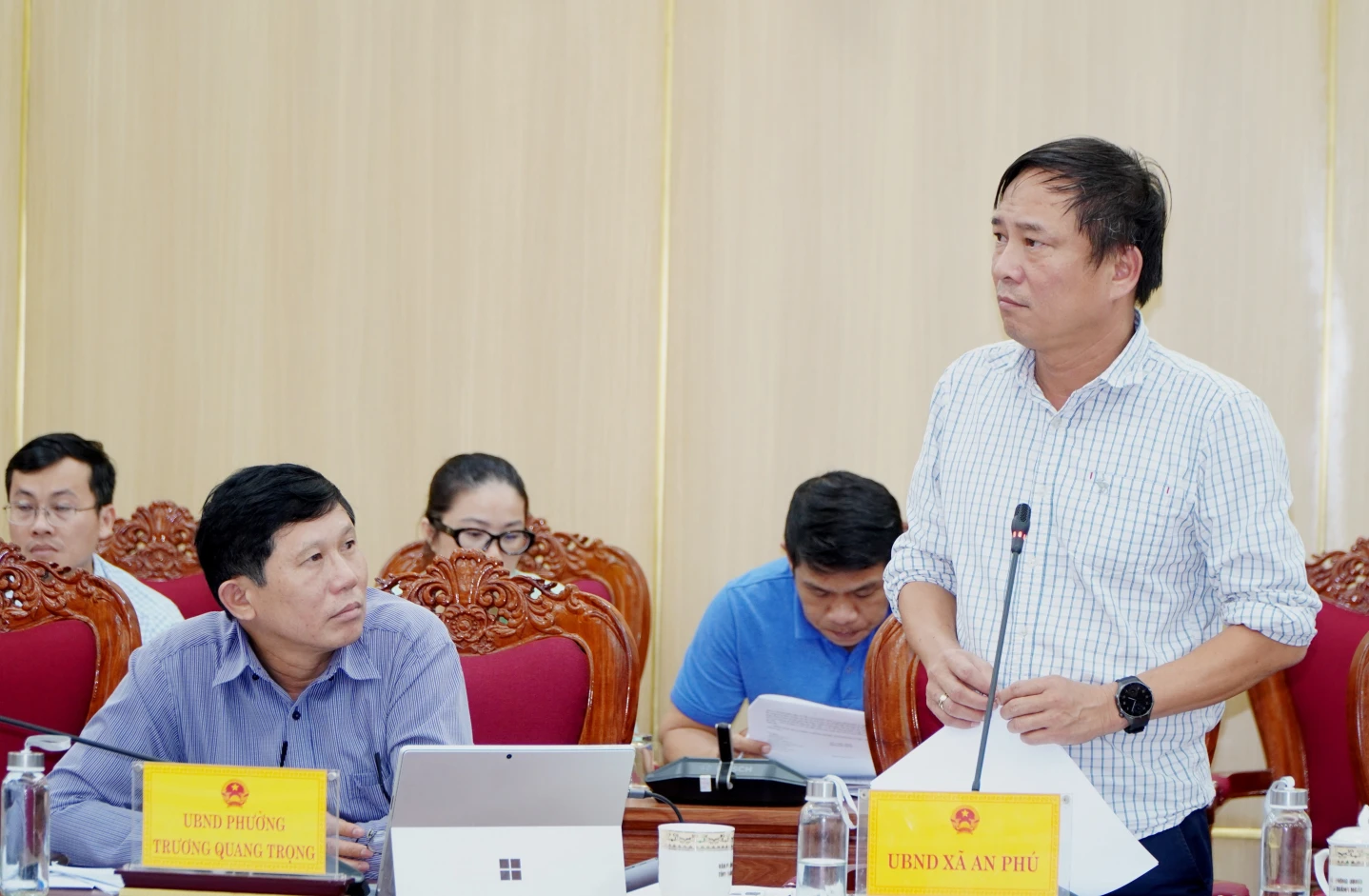 Lãnh đạo UBND xã An Phú tham gia ý kiến tại cuộc họp.