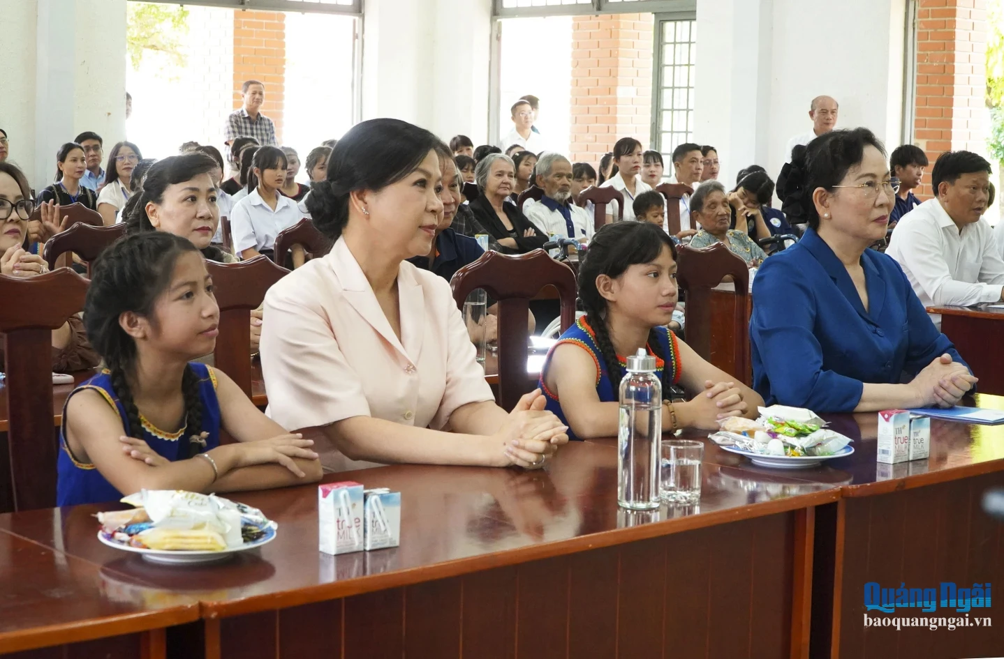 Ủy viên Trung ương Đảng, Phó Chủ tịch Ủy ban Trung ương MTTQ Việt Nam, Chủ tịch Hội LHPN Việt Nam Lê Thị Thủy và bà Ngô Phương Ly - phu nhân Tổng Bí thư, Chủ tịch nước tại chương trình.