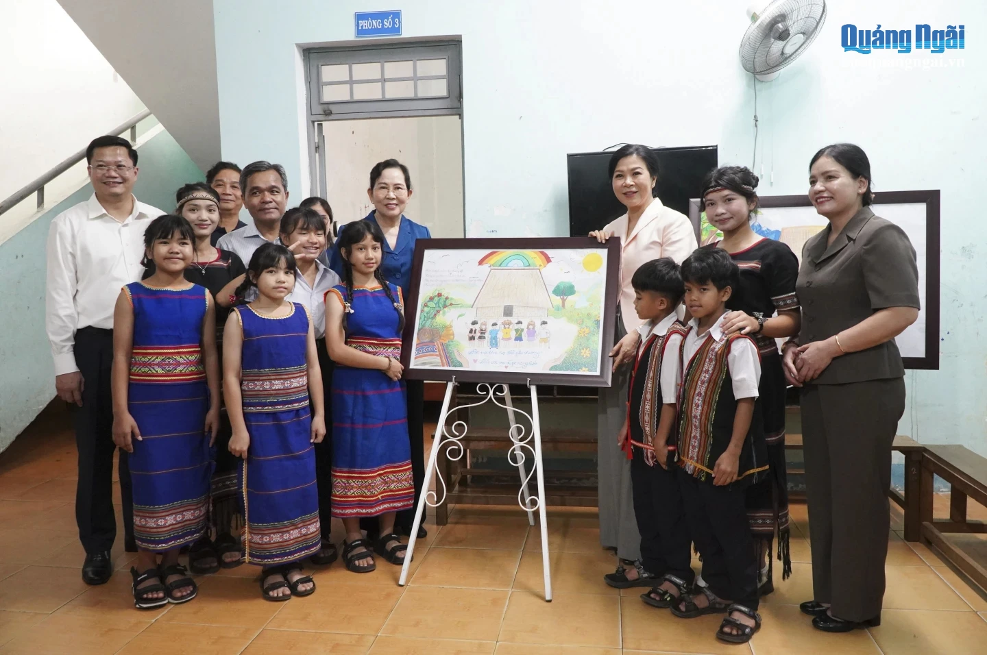 Đoàn công tác cùng lãnh đạo tỉnh chụp hình lưu niệm với bức tranh do các em nhỏ tại Trung tâm gửi tặng.