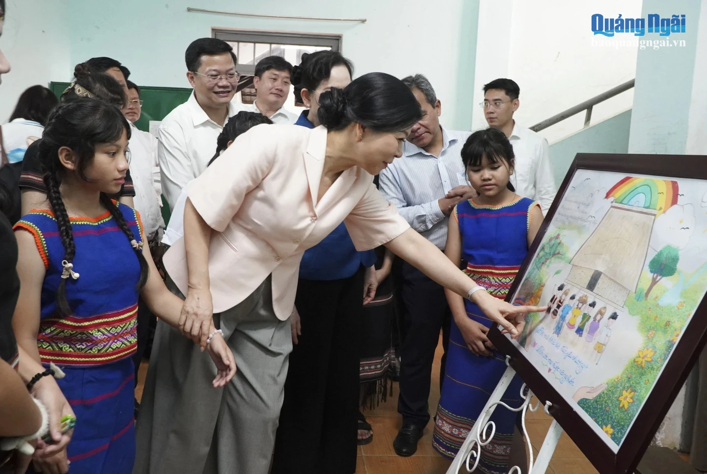 Bà Ngô Phương Ly - phu nhân Tổng Bí thư, Chủ tịch nước xem bức tranh do trẻ em tại trung tâm vẽ tặng.