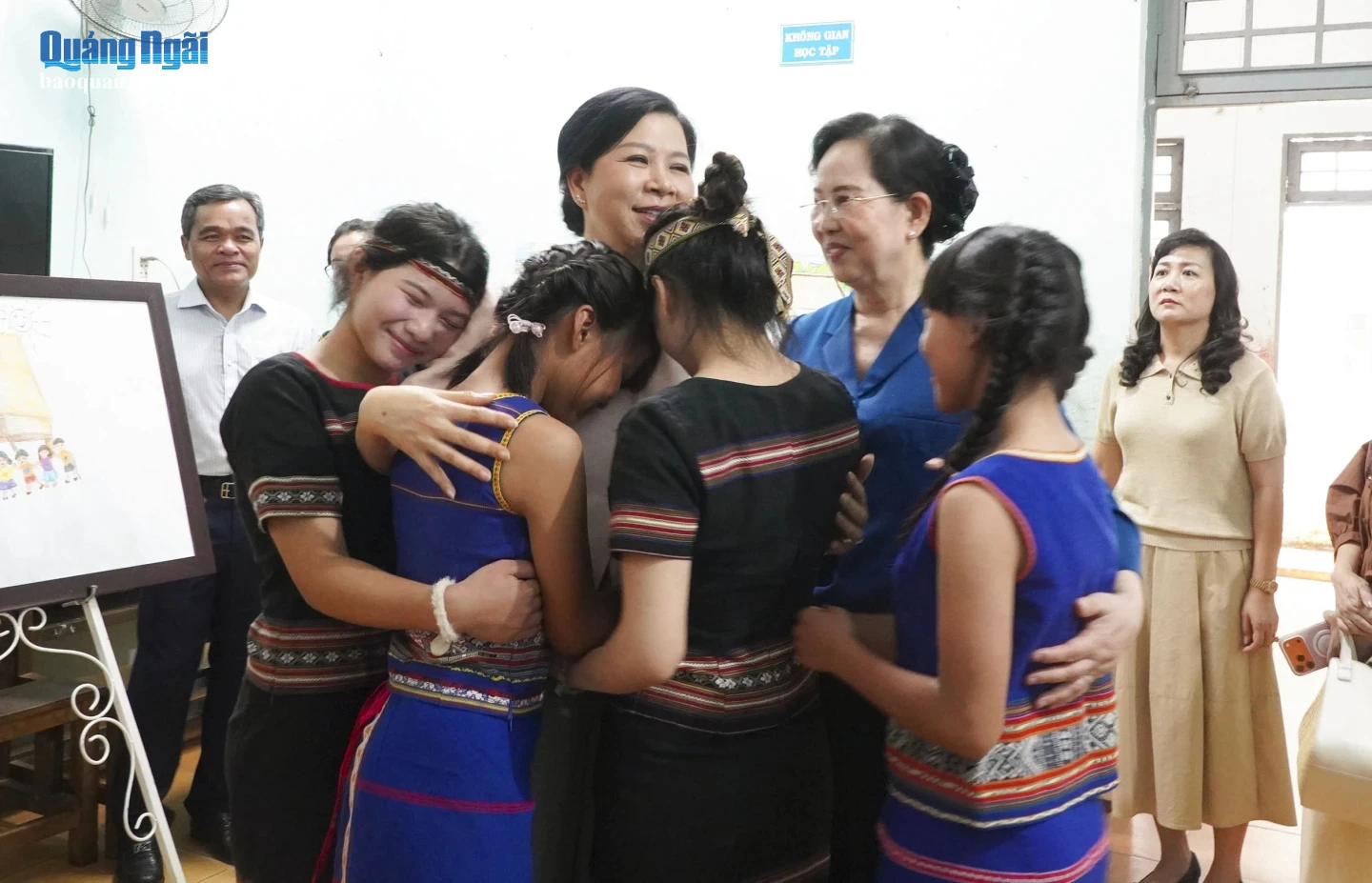Phu nhân Ngô Phương Ly cùng Chủ tịch Hội LHPN Việt Nam Lê Thị Thủy vỗ về các em nhỏ bật khóc trước khi chia tay đoàn công tác.