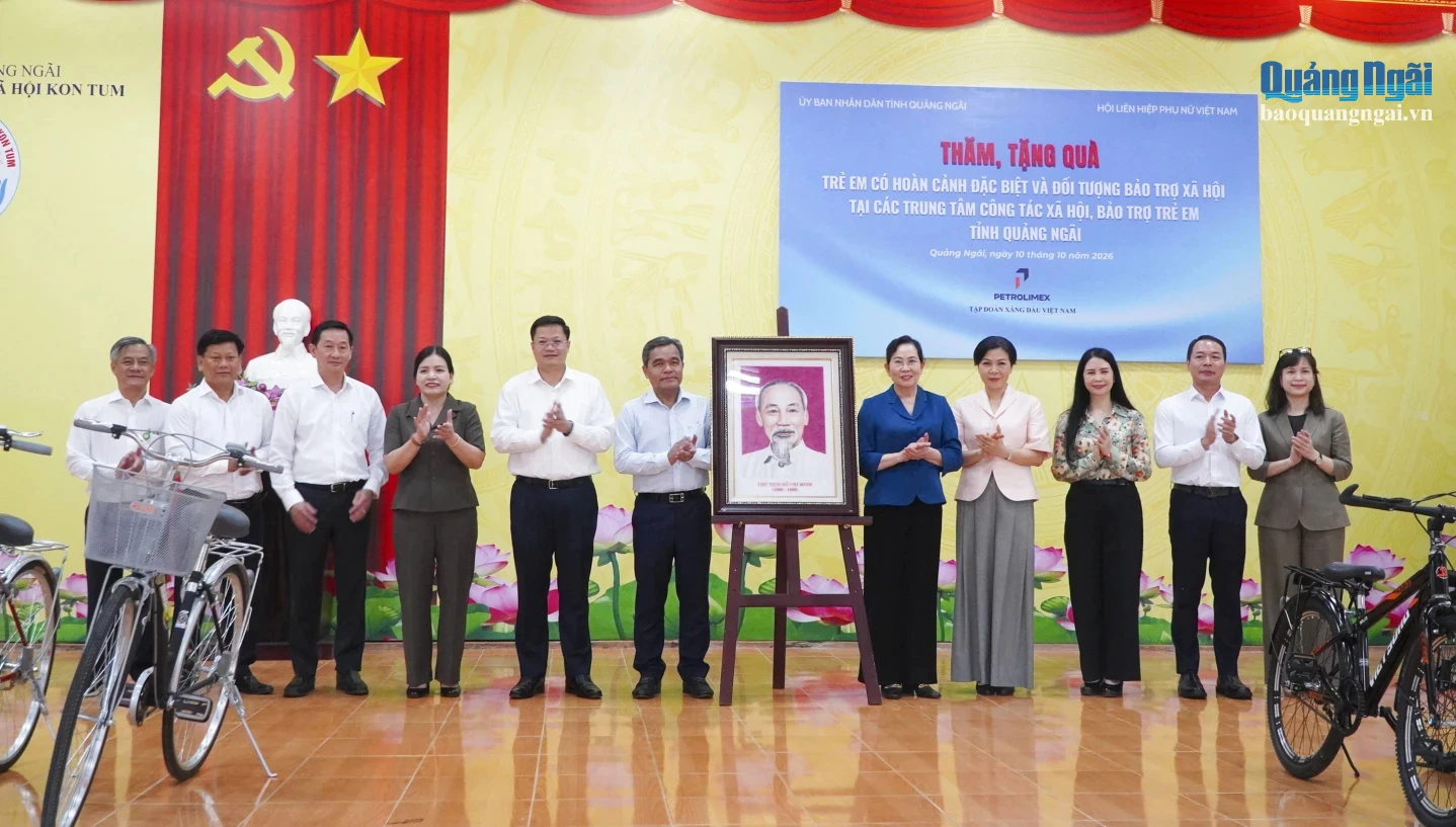 Đoàn công tác cùng lãnh đạo tỉnh tặng quà cho 2 trung tâm.