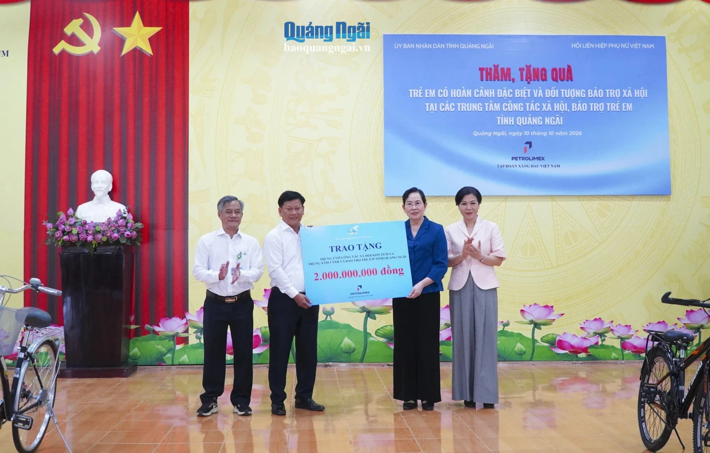 Ủy viên Trung ương Đảng, Phó Chủ tịch Ủy ban Trung ương MTTQ Việt Nam, Chủ tịch Hội LHPN Việt Nam Lê Thị Thủy trao hỗ trợ cho các đơn vị.