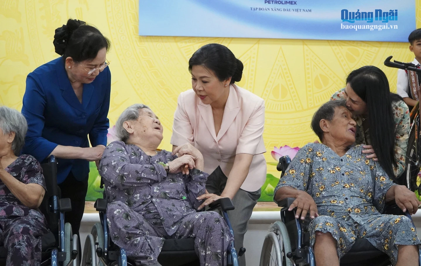 Phu nhân Ngô Phương Ly cùng Chủ tịch Hội LHPN Việt Nam Lê Thị Thủy ân cần động viên các đối tượng đang được chăm sóc tại trung tâm.