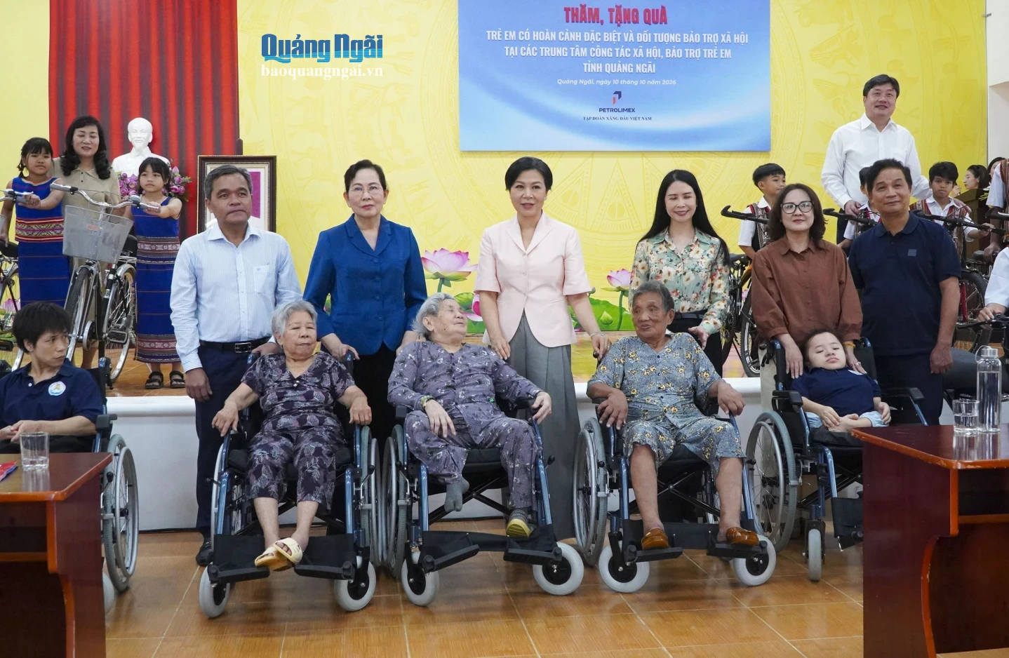 Đoàn công tác cùng lãnh đạo tỉnh tặng xe lăn cho các đối tượng tại Trung tâm Công tác xã hội Kon Tum.