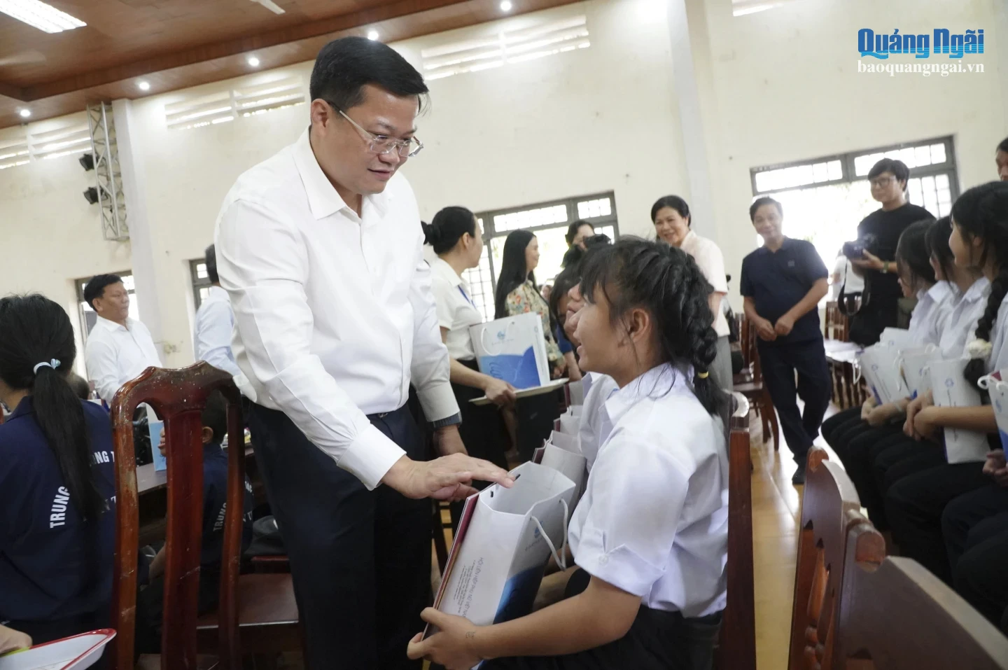 Phó Bí thư Tỉnh ủy, Chủ tịch UBND tỉnh Nguyễn Đức Tâm tặng quà