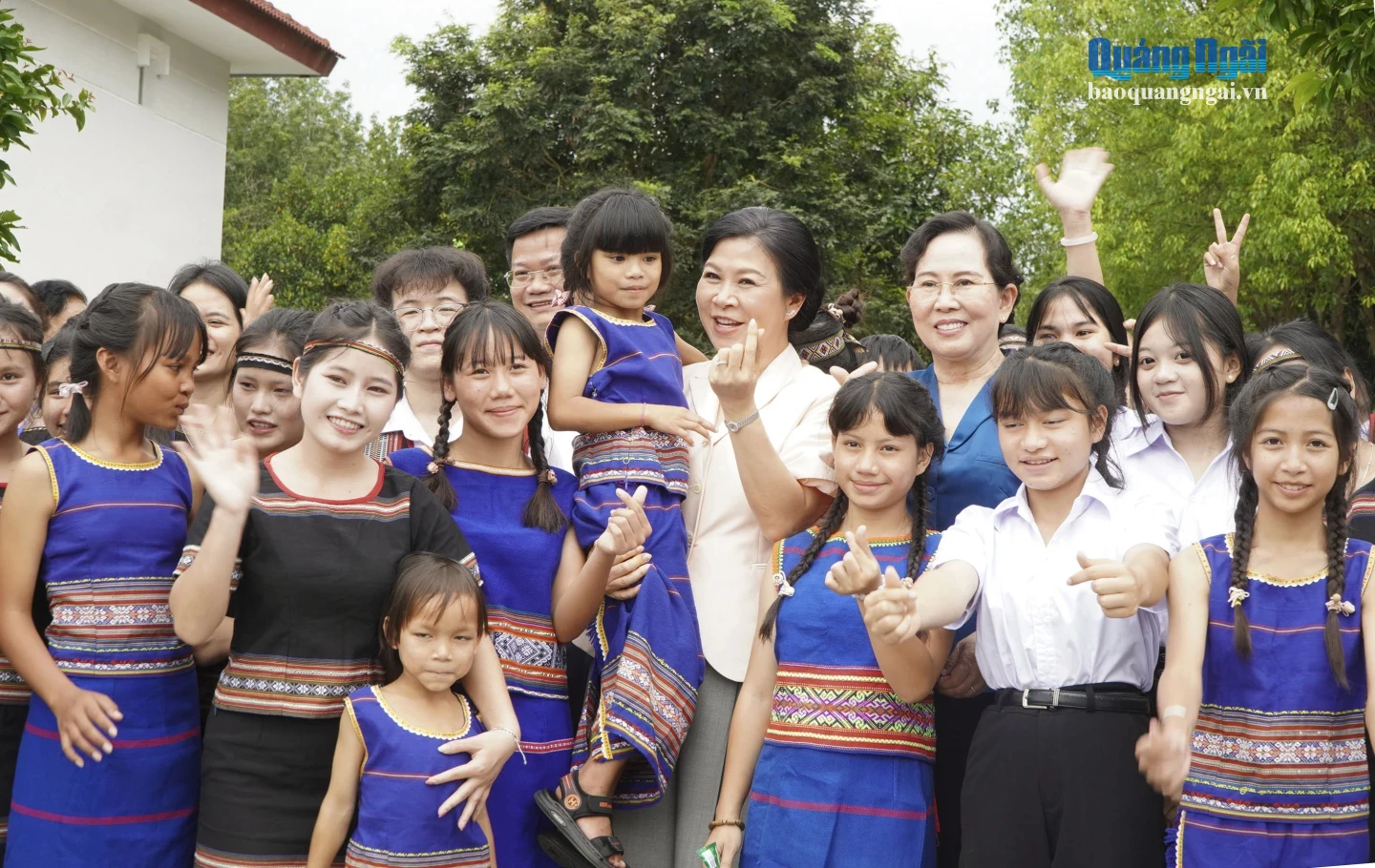 Bà Ngô Phương Ly - phu nhân Tổng Bí thư, Chủ tịch nước đón nhận tình cảm của các em nhỏ tại Trung tâm Công tác xã hội Kon Tum.