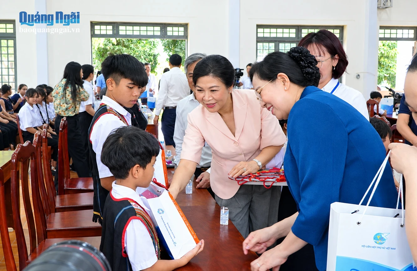 Chủ tịch Hội LHPN Việt Nam Lê Thị Thủy và bà Ngô Phương Ly - phu nhân Tổng Bí thư, Chủ tịch nước tặng quà cho trẻ em tại trung tâm.