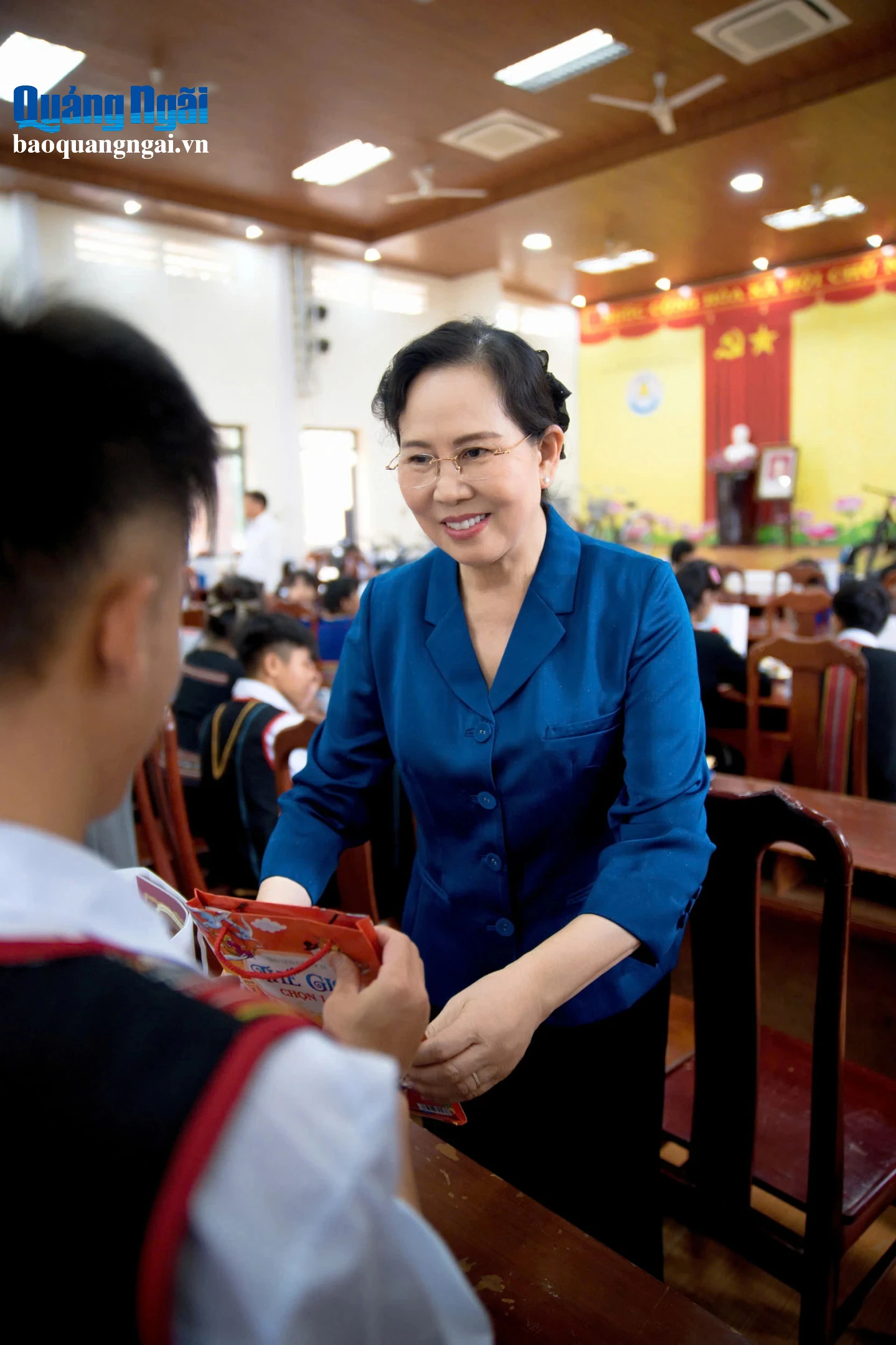Chủ tịch Hội LHPN Việt Nam Lê Thị Thủy tặng quà cho trẻ em tại trung tâm.