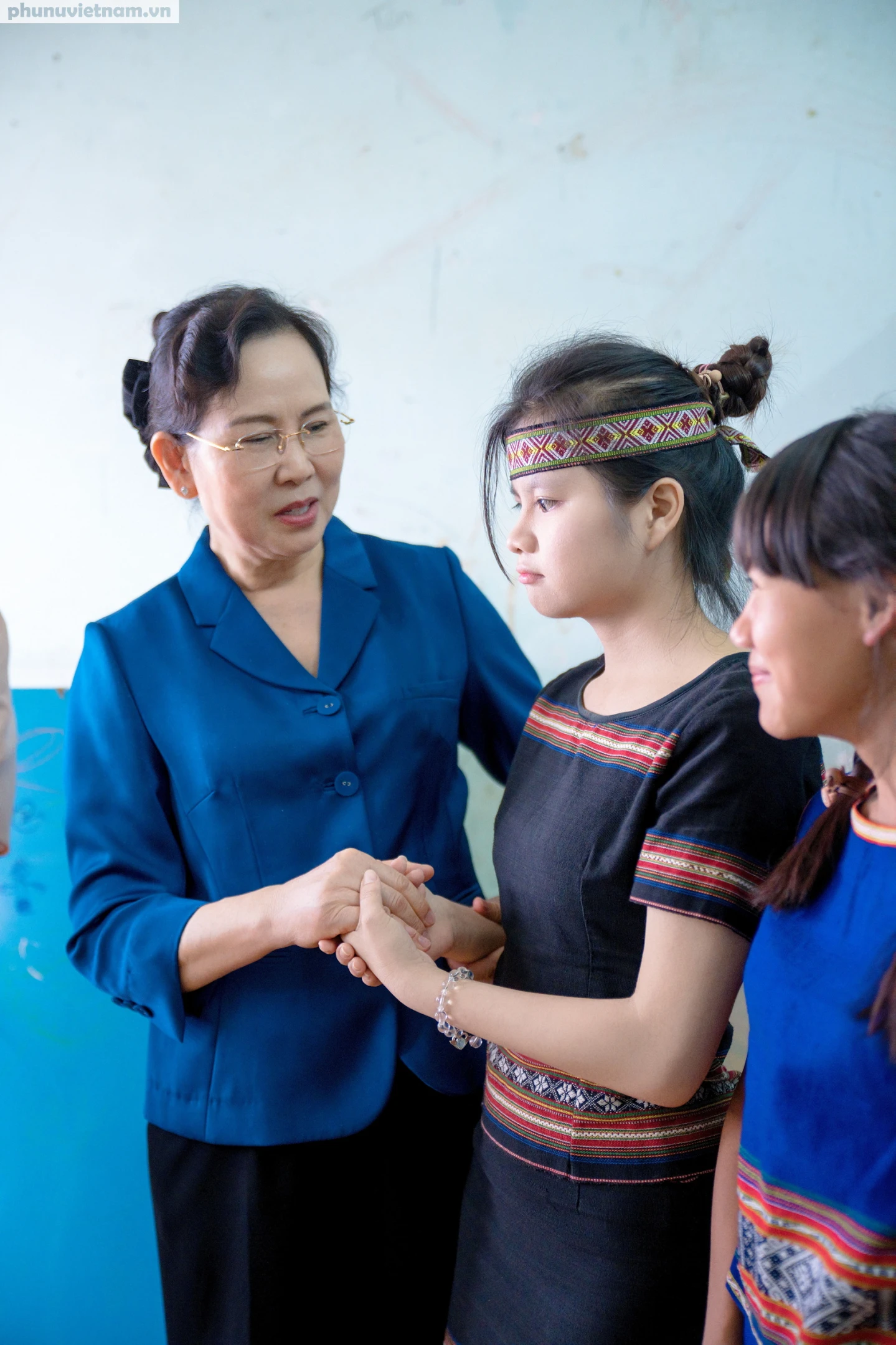 Chủ tịch Hội LHPN Việt Nam Lê Thị Thủy ân cần thăm hỏi các em nhỏ tại trung tâm. Ảnh: Báo PNVN.