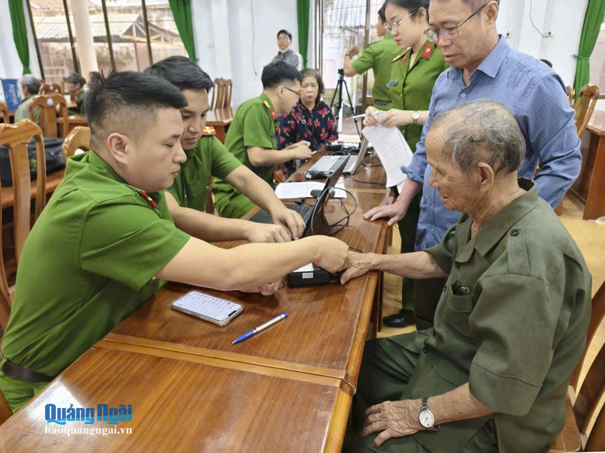 Thu nhận mẫu sinh phẩm đối với thân nhân liệt sĩ tại phường Kon Tum và các địa phương lân cận.