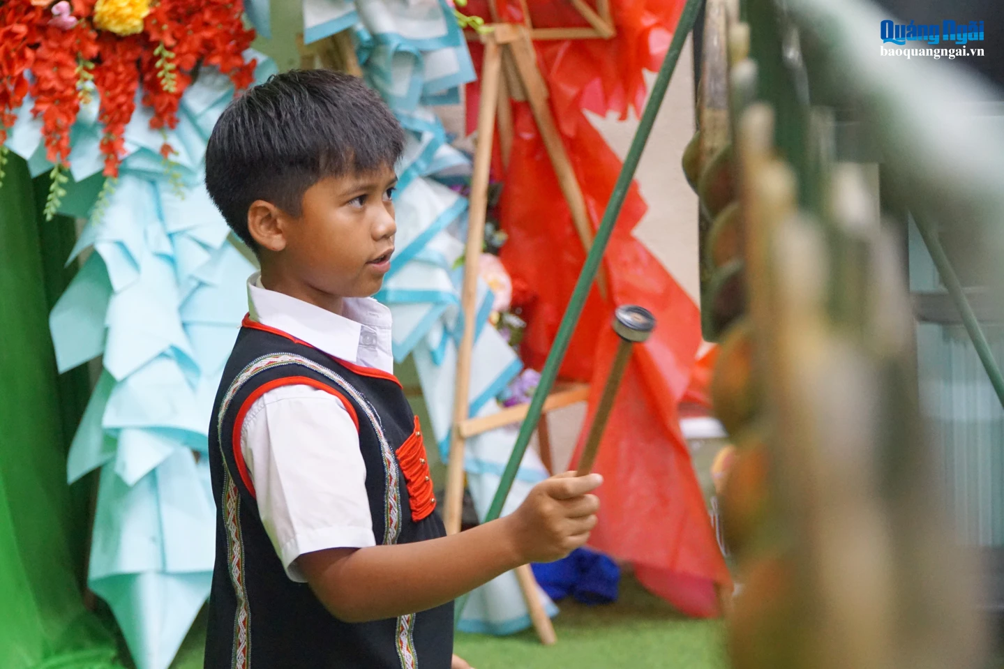 Em A Bảo Long say sưa học đánh cồng chiêng.