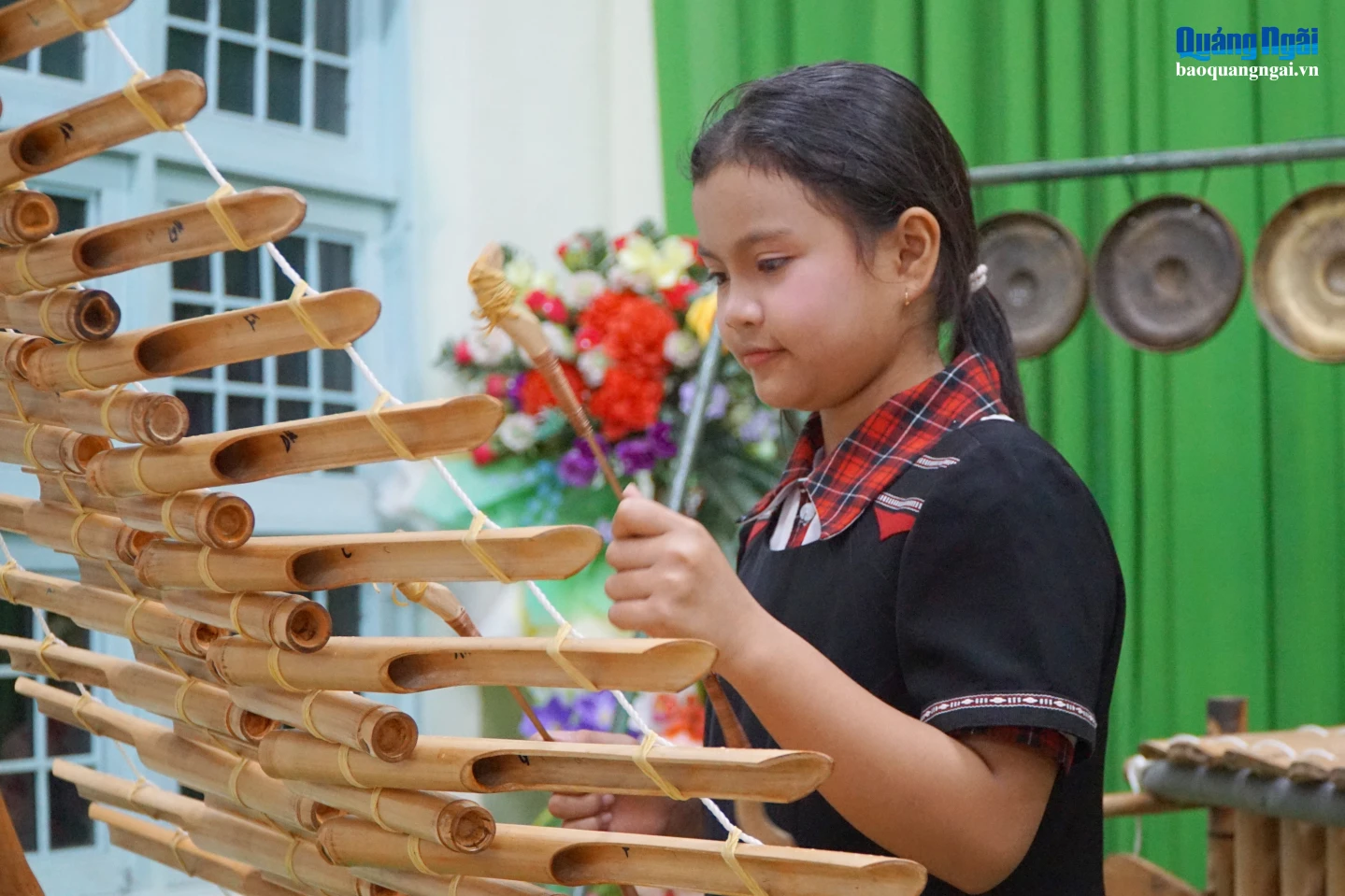 Em Y Na Di Hân hào hứng bên cây cần t'rưng.