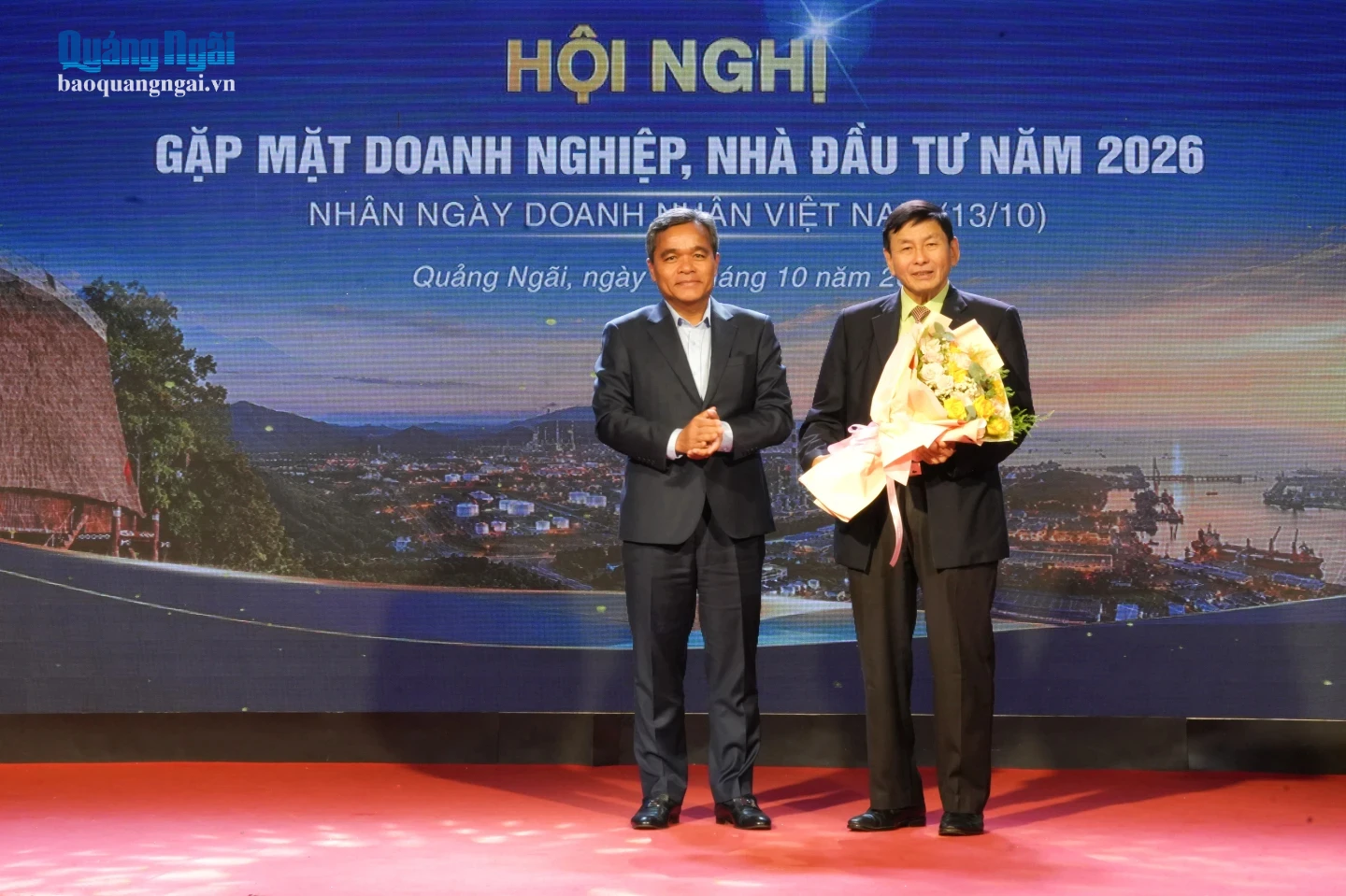 Ủy viên Trung ương Đảng, Bí thư Tỉnh ủy Hồ Văn Niên tặng hoa chúc mừng Hiệp hội Doanh nghiệp tỉnh nhân Ngày Doanh nhân Việt Nam (13/10). 