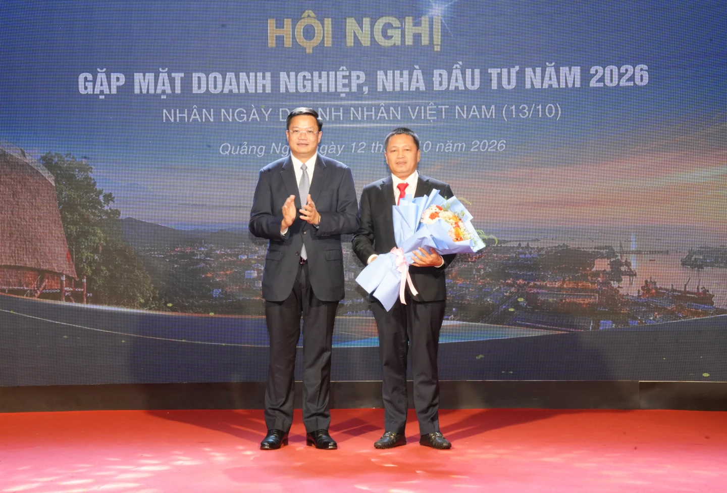 Phó Bí thư Tỉnh ủy, Chủ tịch UBND tỉnh Nguyễn Đức Tâm tặng hoa chúc mừng Hội Doanh nhân trẻ tỉnh nhân Ngày Doanh nhân Việt Nam (13/10).
